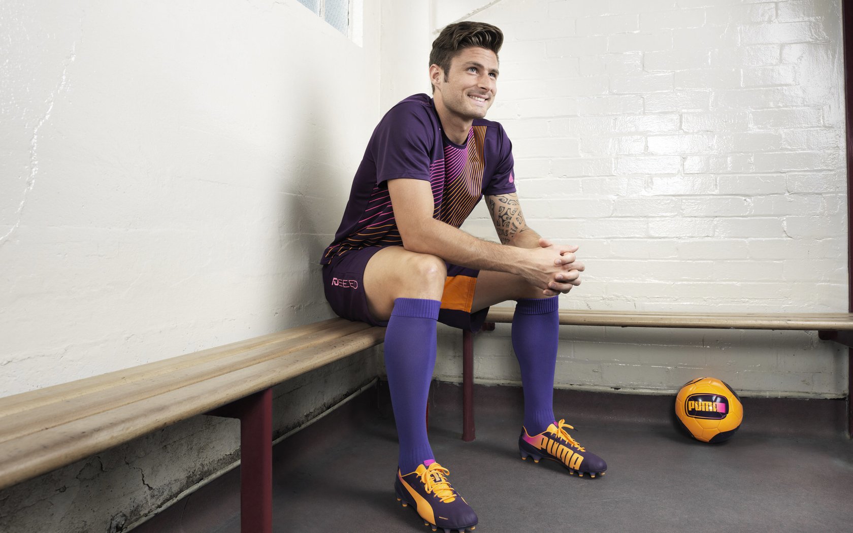 羽毛球赛场焦点！阿根廷队对阵荷兰队，老将回归赛场，再度燃起斗志